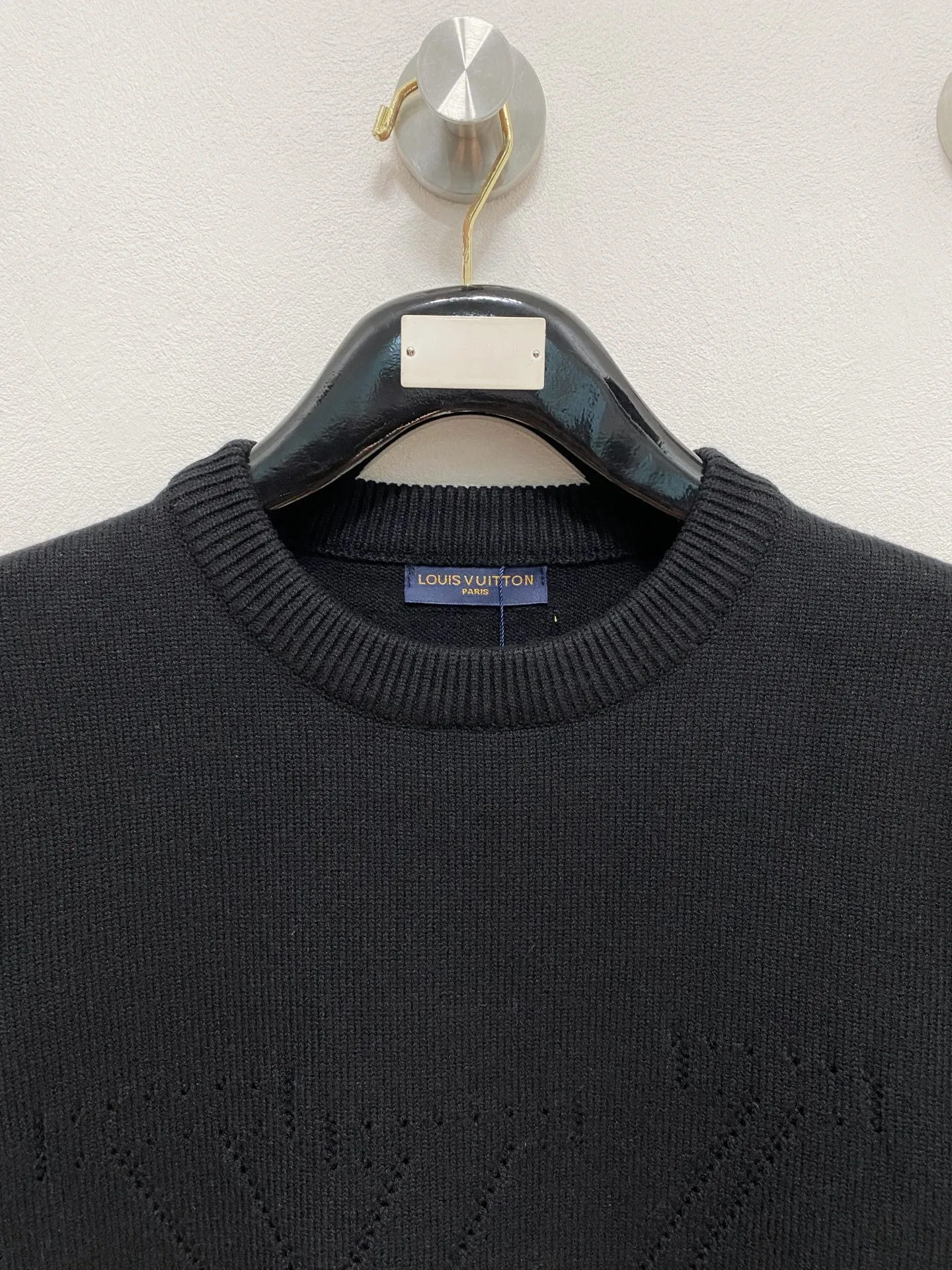 🅿️440 LV crew neck sweater, made of wool blended yarn, has good warmth retention, fluffy and soft, doubles skin care, giving you a lightweight wearing experience. High-quality natural fibers ensure high-quality life. The whole piece adopts solid color single-sided craftsmanship, leaving loose space when fit, solid color plain weave, neat texture, solid color design, durable and high-end. The workmanship is meticulous, fashionable and versatile. The reverse shoulder design is simple and comfortable. At the same time, it uses counter stitching to highlight the quality in the details, making the temperament more low-key, restrained, calm and stylish, and better showing the clean and tidy side of successful men. The collar, cuffs, and hem are made of dense rib weaving, which is tight and elastic, not easy to deform, and highlights the details and texture. Whether worn alone or layered, it can not only give you a warm feeling, but also give you a sophisticated sense of fashion.      Size: M-XXXL